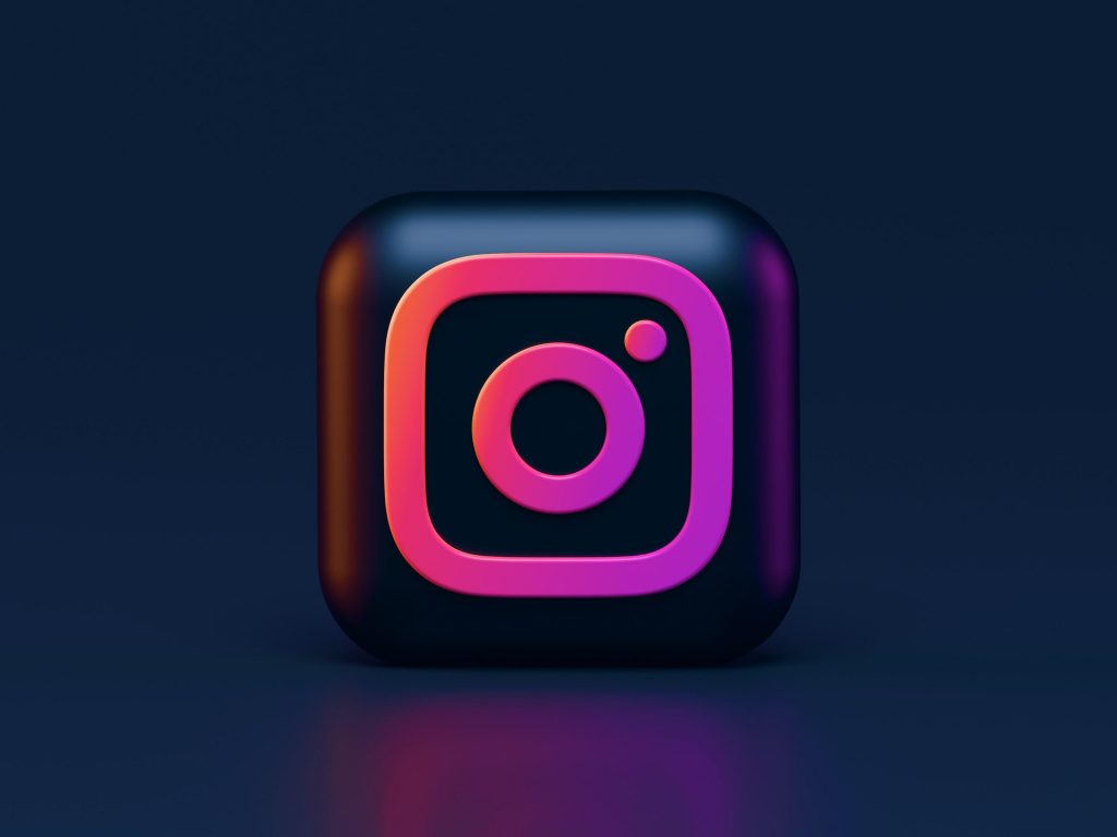 Un icono de una aplicación en 3D con colores brillantes sobre un fondo oscuro.