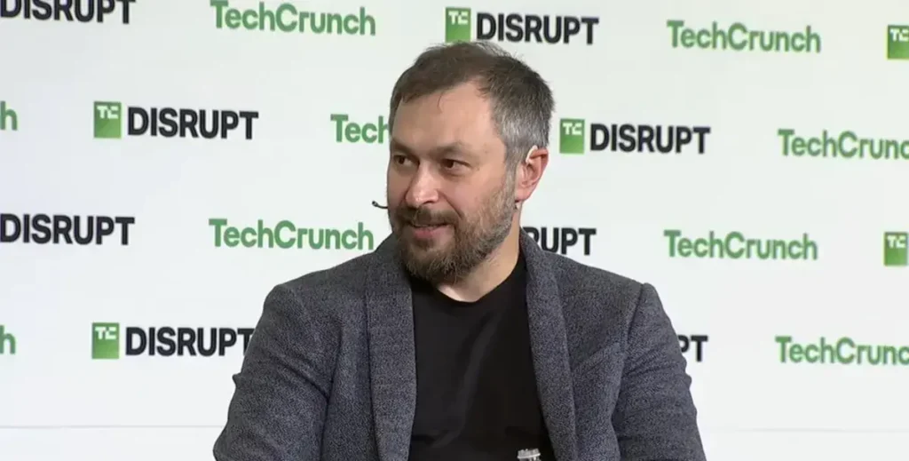 Anatoly Yakovenko en el escenario de TechCrunch Disrupt 2025