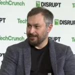 Anatoly Yakovenko en el escenario de TechCrunch Disrupt 2025