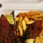 Un tender de pollo frito, un slider y patatas fritas de Dave's Hot Chicken en Brooklyn, Nueva York