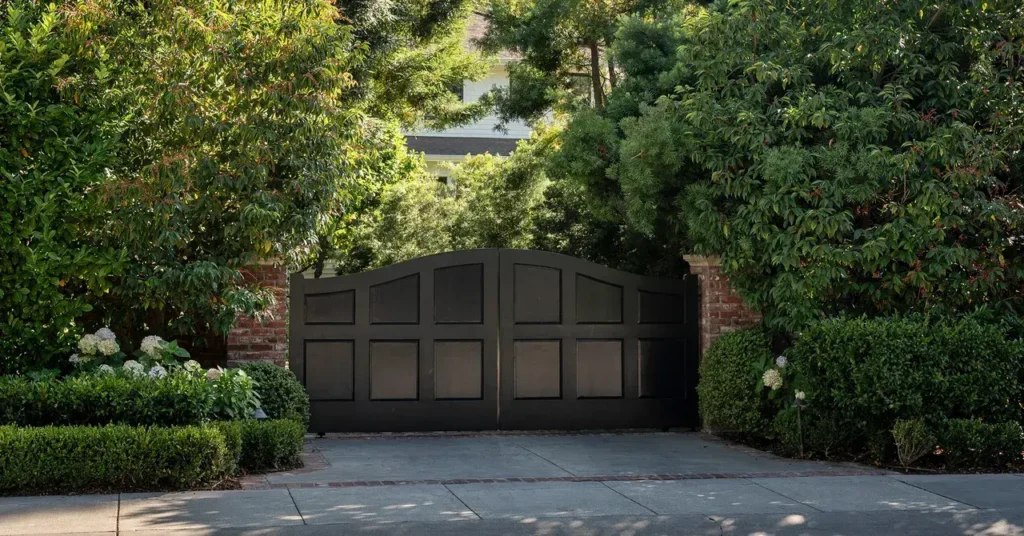 Una entrada al complejo de Mark Zuckerberg en Palo Alto, California.