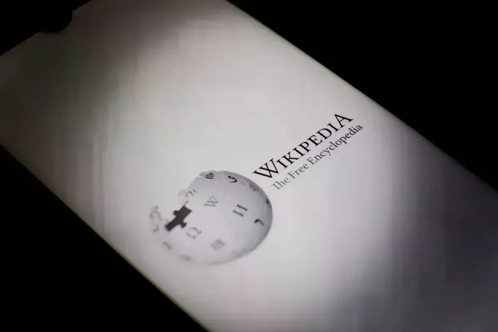 Logotipo de Wikipedia en una pantalla