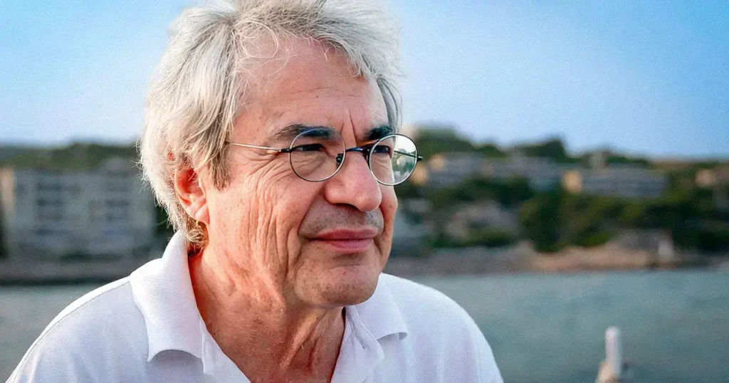 Carlo Rovelli en su casa con vistas a los acantilados de Cassis.
