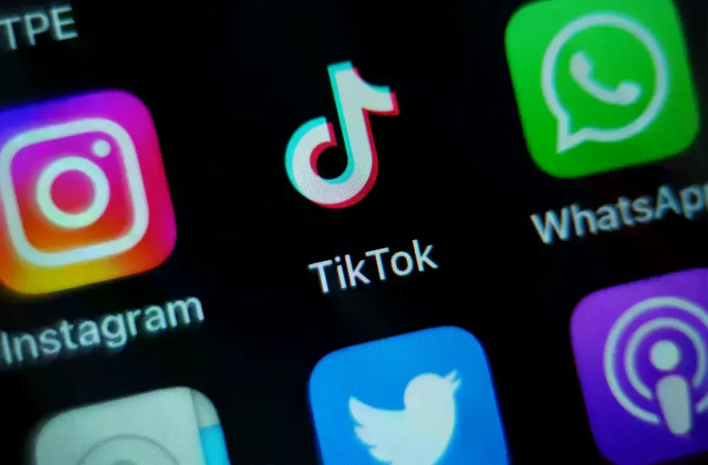 Interfaz de la aplicación TikTok mostrando ajustes de contenido.