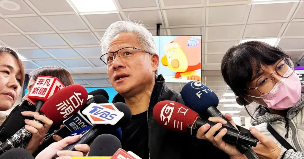 Jensen Huang, CEO de Nvidia, habla con los medios en Tainan, Taiwán, el 7 de noviembre de 2025.