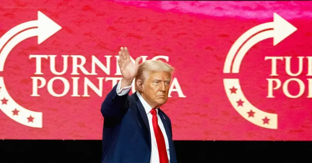 Presidente Donald Trump saluda durante un servicio conmemorativo por Charlie Kirk.