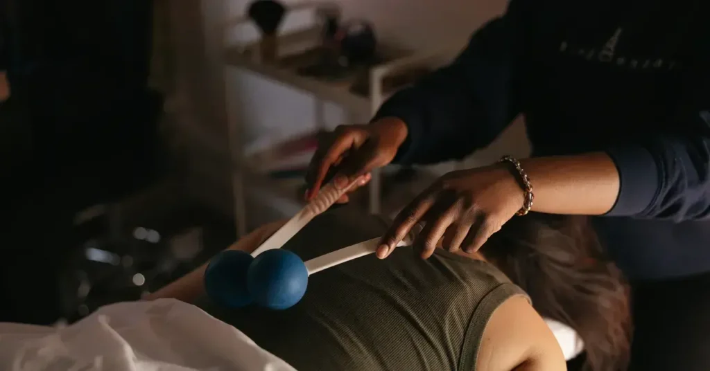 Clientes participan en una experiencia de ASMR con role-playing en Tinglesbar.