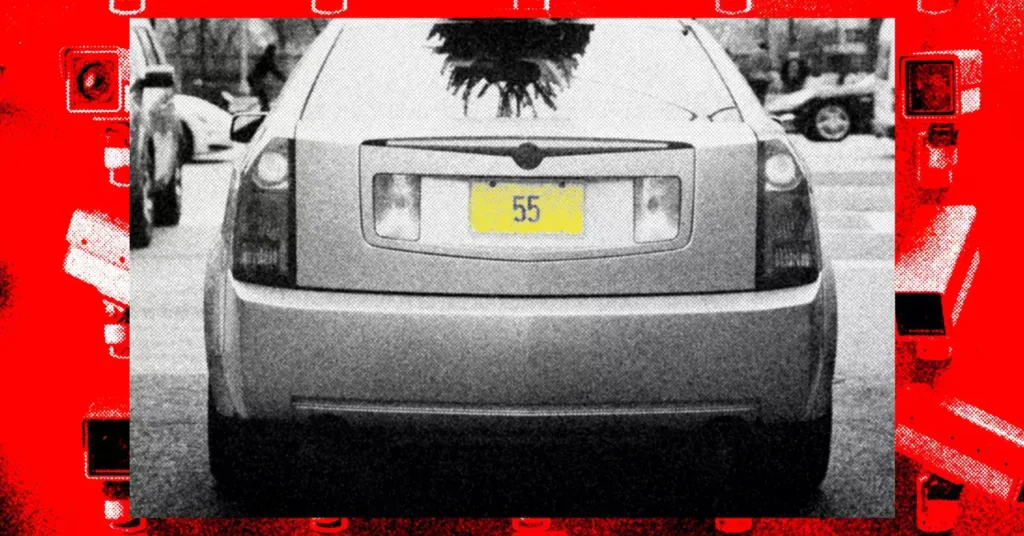 Ilustración de una cámara de vigilancia y un trabajador remoto.