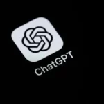 Ilustración de un smartphone con el logo de ChatGPT.