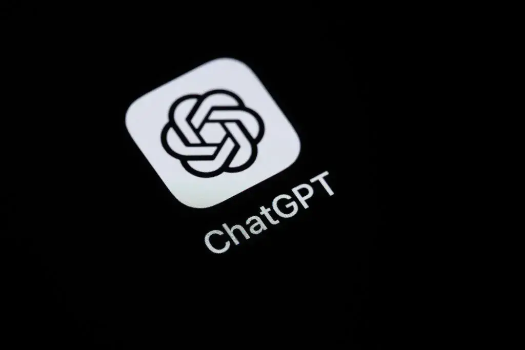 Ilustración de un smartphone con el logo de ChatGPT.