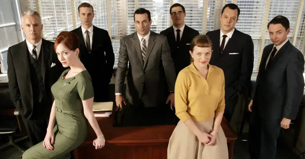Fotograma de la escena de vómitos de 'Mad Men' en HBO Max mostrando a dos técnicos.