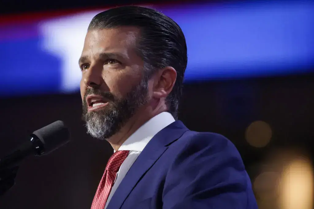 Donald Trump Jr. habla en un evento.