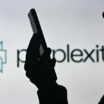 Logotipo de The New York Times y Perplexity en una pantalla