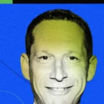 Foto-Ilustración del alcalde Daniel Lurie.