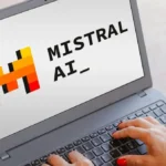 Logotipo de Mistral AI en una pantalla.