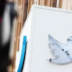 Logotipo de Twitter sobre un fondo azul.