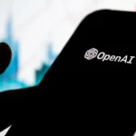 Logotipo de OpenAI en una pantalla.