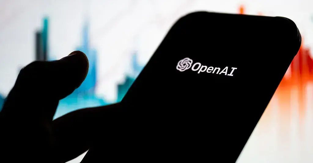 Logotipo de OpenAI en una pantalla.