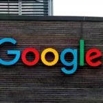 Ilustración de una persona usando auriculares con un icono de traducción.