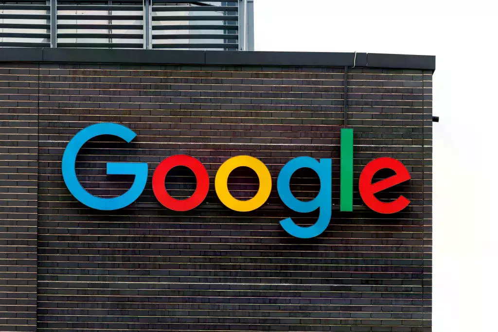 Ilustración de una persona usando auriculares con un icono de traducción.