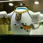 Robot ADAM sirviendo una bebida en el T-Mobile Arena.