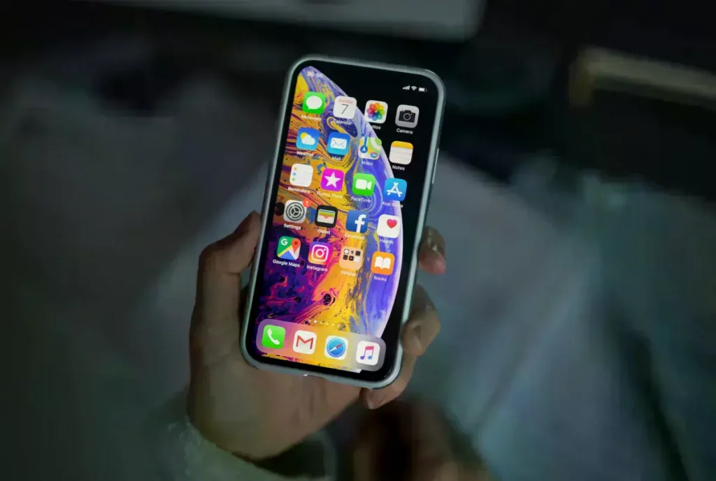 Logotipos de Google y Apple en una pantalla que representa seguridad digital.