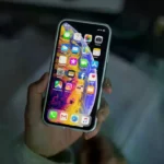 Logotipos de Google y Apple en una pantalla que representa seguridad digital.