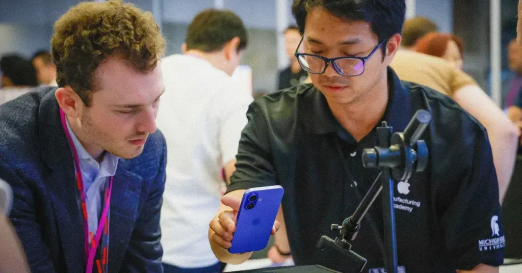 Un instructor en la Academia de Fabricación de Apple en Detroit demuestra el uso de un iPhone y software de inspección.