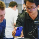 Un instructor en la Academia de Fabricación de Apple en Detroit demuestra el uso de un iPhone y software de inspección.