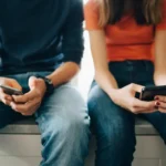 Representación de un adolescente usando un ordenador portátil.