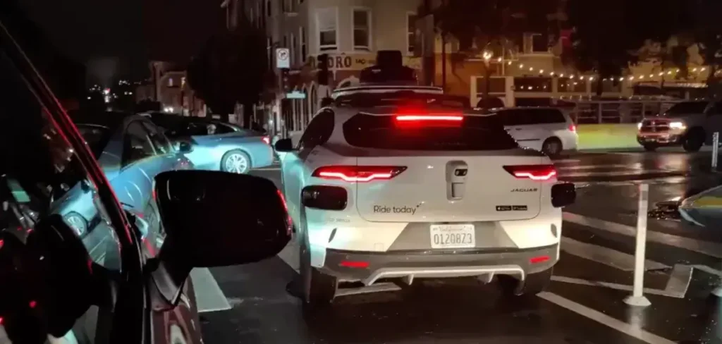 Robotaxis de Waymo detenidos en una calle de San Francisco durante el apagón.