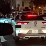 Robotaxis de Waymo detenidos en una calle de San Francisco durante el apagón.