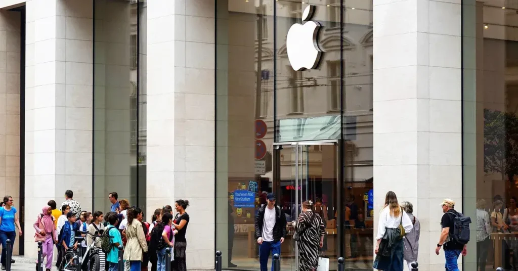 Fotografía ilustrativa de un desarrollador trabajando en un iPhone.