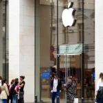 Fotografía ilustrativa de un desarrollador trabajando en un iPhone.