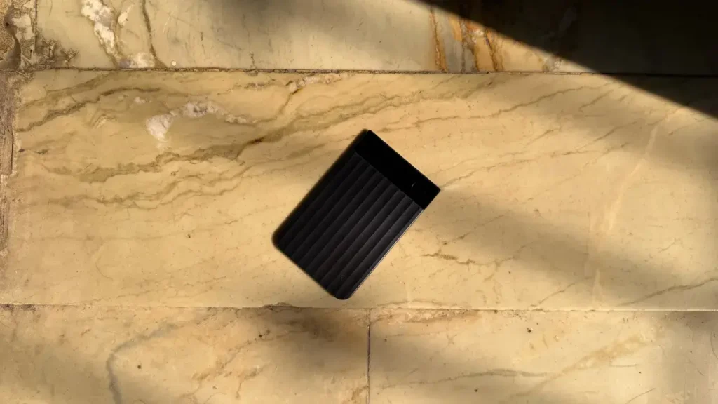 El Plaud Note Pro junto a una tarjeta de crédito para comparar su grosor.