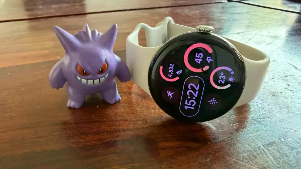 El Google Pixel Watch 4 con su pantalla circular y correa de silicona.