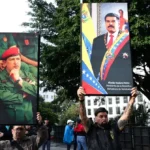 Partidarios de Nicolás Maduro y Hugo Chávez tras explosiones en Caracas.